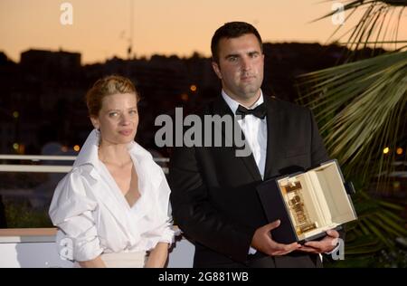 17 juillet 2021, CANNES, France: CANNES, FRANCE - 17 JUILLET: Melanie Thierry et Frank Graziano, président du jury, posent avec le prix "Camera d'Or" pour "Murina" au nom d'Antoneta Alamaat Kusijanovic lors du 74e Festival annuel du film de Cannes, le 17 juillet 2021 à Cannes, en France. (Credit image: © Frederick InjimbertZUMA Press Wire) Banque D'Images