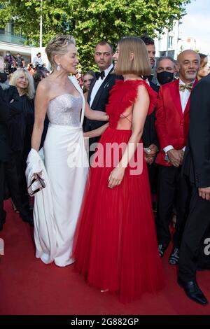 Cannes, France. 17 juillet 2021. Rosamund Pike Sharon Stone assistez à la projection finale de 'OSS 117: From Africa with Love' et à la cérémonie de clôture crédit: Imagespace/Alay Live News Banque D'Images