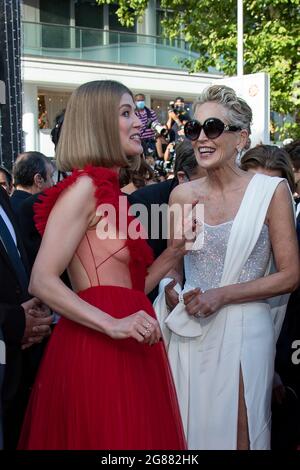 Cannes, France. 17 juillet 2021. Rosamund Pike Sharon Stone assistez à la projection finale de 'OSS 117: From Africa with Love' et à la cérémonie de clôture crédit: Imagespace/Alay Live News Banque D'Images