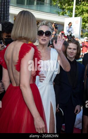 Cannes, France. 17 juillet 2021. Rosamund Pike Sharon Stone assistez à la projection finale de 'OSS 117: From Africa with Love' et à la cérémonie de clôture crédit: Imagespace/Alay Live News Banque D'Images