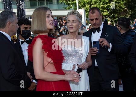 Cannes, France. 17 juillet 2021. Rosamund Pike Sharon Stone assistez à la projection finale de 'OSS 117: From Africa with Love' et à la cérémonie de clôture crédit: Imagespace/Alay Live News Banque D'Images