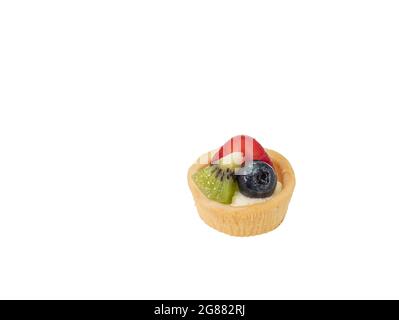 Petite tarte aux fruits, un gros plan de petite tarte maison aux fraises, aux myrtilles et aux kiwis, isolée sur fond blanc. Banque D'Images