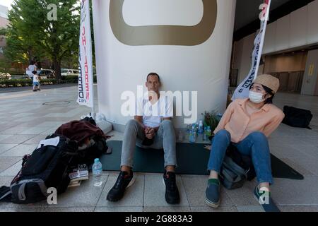 Tokyo, Japon. 17 juillet 2021. Un Français Vincent Fichaud (à gauche) le sept jour de sa grève de la faim à l'extérieur de la gare de Sendagaya.Vincent Fichaud n'a pas vu ses deux enfants depuis qu'ils ont été enlevés par sa femme en 2018. Il a entamé une grève de la faim pour faire pression sur le président français Emmanuel Macron, qui assistera à la cérémonie d'ouverture des Jeux olympiques de Tokyo en 2020, afin de soulever davantage la question auprès du gouvernement japonais. (Photo de Damon Coulter/SOPA Images/Sipa USA) crédit: SIPA USA/Alay Live News Banque D'Images