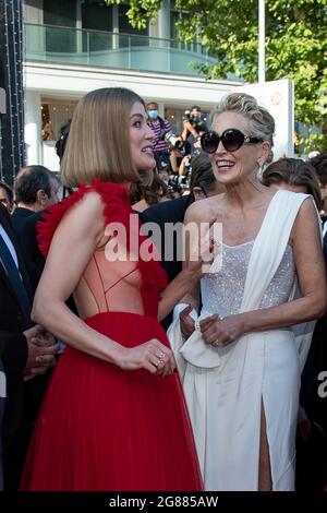 Rosamund Pike Sharon Stone assistez à la projection finale de 'OSS 117: From Africa with Love' et à la cérémonie de clôture à Cannes, en France, le 17 juillet 2021. (Photo par ImageSpace/Sipa USA) crédit: SIPA USA/Alay Live News Banque D'Images