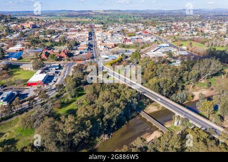 Vue aérienne de cowra dans le centre-ouest de la Nouvelle-Galles du Sud. Cette ville est un centre majeur de la région agricole. Banque D'Images