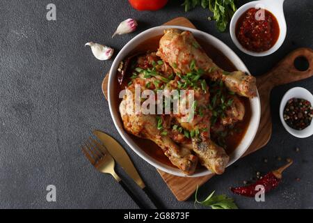 Chashoushuli à la viande géorgienne avec poulet et tomate sur panneau de bois sur table gris foncé. Vue de dessus. Copier l'espace Banque D'Images