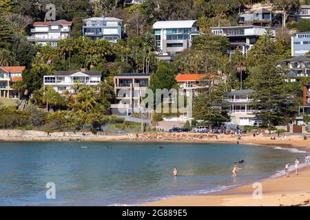 Maisons australiennes, banlieue de Palm Beach à Sydney et maisons de luxe au bord de l'eau avec vue sur l'océan, Sydney, NSW, Australie Banque D'Images