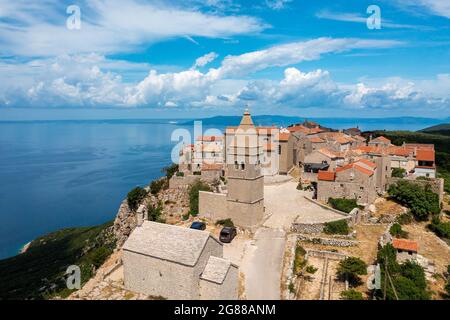 Vue aérienne de Lubenice, ville au sommet d'une colline de l'île de Cres, la mer Adriatique en Croatie Banque D'Images