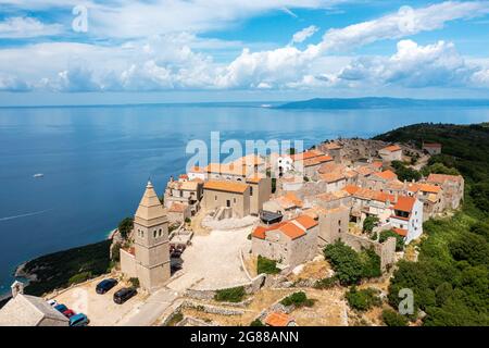 Vue aérienne de Lubenice, ville au sommet d'une colline de l'île de Cres, la mer Adriatique en Croatie Banque D'Images