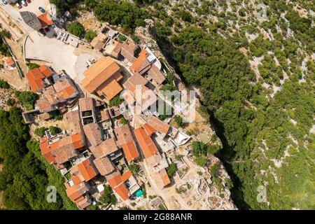 Vue aérienne de Lubenice, ville au sommet d'une colline de l'île de Cres, la mer Adriatique en Croatie Banque D'Images