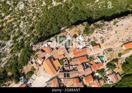 Vue aérienne de Lubenice, ville au sommet d'une colline de l'île de Cres, la mer Adriatique en Croatie Banque D'Images