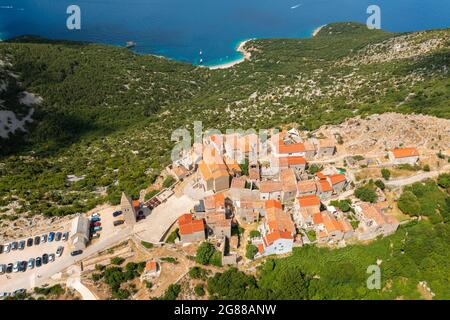 Vue aérienne de Lubenice, ville au sommet d'une colline de l'île de Cres, la mer Adriatique en Croatie Banque D'Images