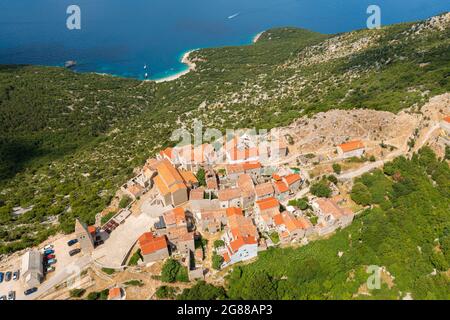 Vue aérienne de Lubenice, ville au sommet d'une colline de l'île de Cres, la mer Adriatique en Croatie Banque D'Images