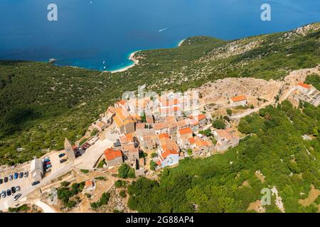 Vue aérienne de Lubenice, ville au sommet d'une colline de l'île de Cres, la mer Adriatique en Croatie Banque D'Images