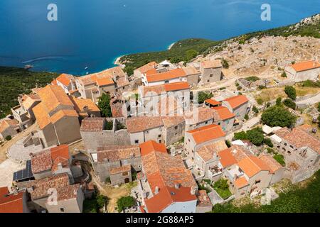 Vue aérienne de Lubenice, ville au sommet d'une colline de l'île de Cres, la mer Adriatique en Croatie Banque D'Images