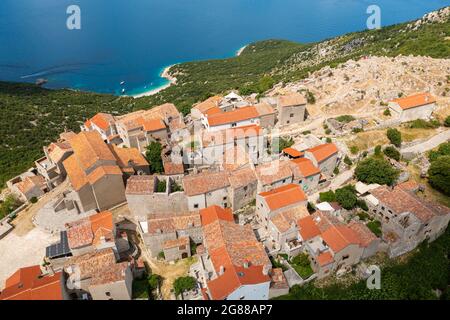 Vue aérienne de Lubenice, ville au sommet d'une colline de l'île de Cres, la mer Adriatique en Croatie Banque D'Images