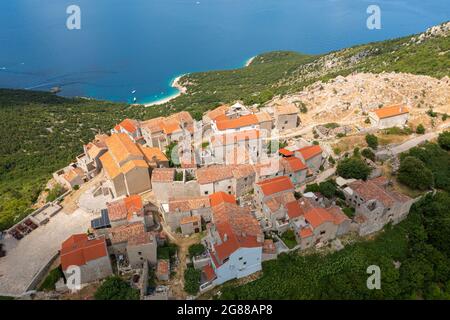 Vue aérienne de Lubenice, ville au sommet d'une colline de l'île de Cres, la mer Adriatique en Croatie Banque D'Images