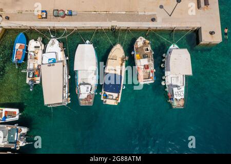 Vue aérienne des bateaux de pêche de Valun, une ville de l'île de Cres, la mer Adriatique en Croatie Banque D'Images
