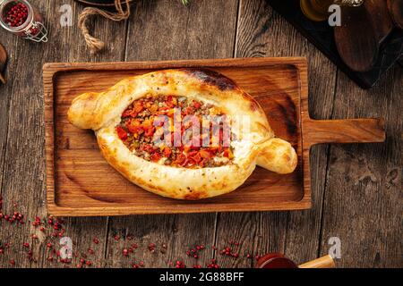 Khachapuri adjarien avec viande de bœuf et légumes Banque D'Images