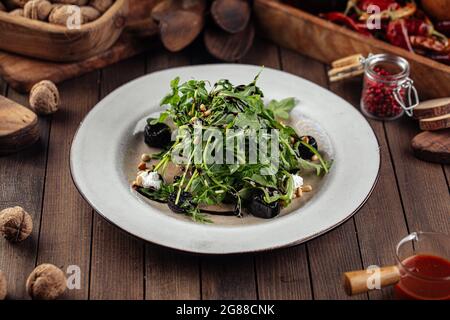 Salade de racine de betterave et d'arugula au fromage de chèvre Banque D'Images