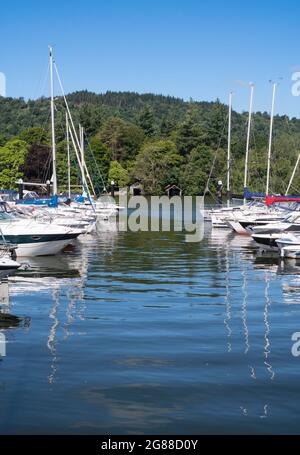 Yachts amarrés dans le port de plaisance de Bowness sur Windermere, Cumbria, Angleterre, Royaume-Uni Banque D'Images