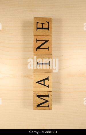 Le mot Maine a été créé à partir de cubes de lettre en bois. Villes et mots. Gros plan. Banque D'Images