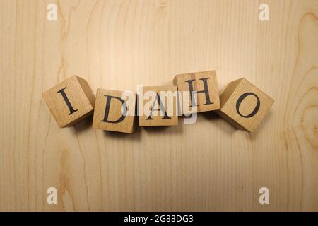 Le mot Idaho a été créé à partir de cubes de lettre en bois. Villes et mots. Gros plan. Banque D'Images