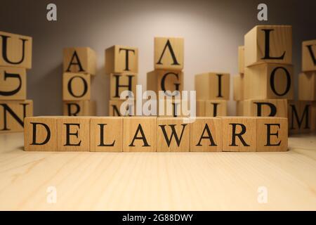Le mot Delaware a été créé à partir de cubes de lettre en bois. Villes et mots. Gros plan. Banque D'Images