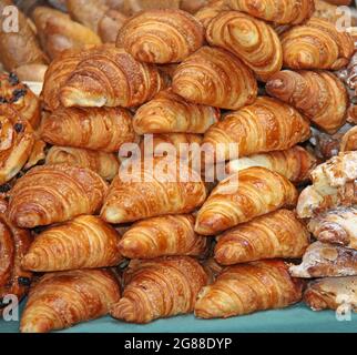 Une pile de pâtisseries croissant fraîchement cuites. Banque D'Images