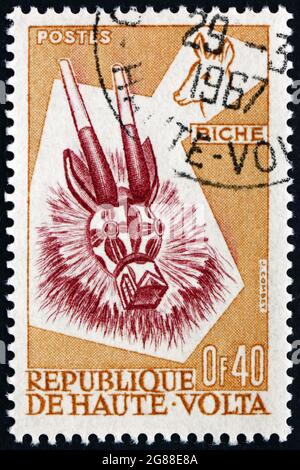 BURKINA FASO - VERS 1960 : un timbre imprimé au Burkina Faso montre le masque de cerf et le cerf, vers 1960 Banque D'Images