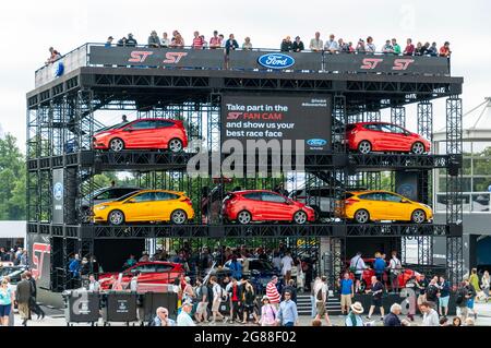 Ford ST en plusieurs points au Goodwood Festival of Speed 2013. Structure temporaire conçue pour présenter les voitures de marque Ford ST. Les planchers de la salle d'exposition sont ouverts Banque D'Images