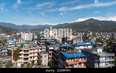 Le paysage urbain de Pokhara avec la chaîne de montagnes Annapurna couverte de neige au centre du Népal, en Asie Banque D'Images