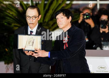 Palais des festivals, Cannes, France. 17 juillet 2021. Sparks, Ron Mael, Russell Mael pose à la cérémonie de remise des prix Photocall. Sparks, Ron Mael, Russell Mael pose au nom de Leos Carax - Prix du meilleur directeur - Annette. Photo par crédit : Julie Edwards/Alamy Live News Banque D'Images