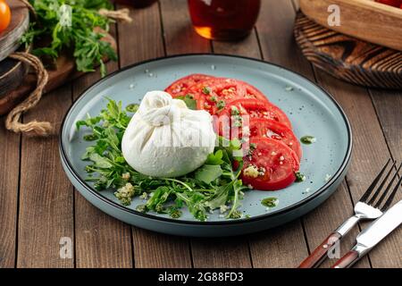 Salade de tomates et de légumes verts au fromage burrata Banque D'Images