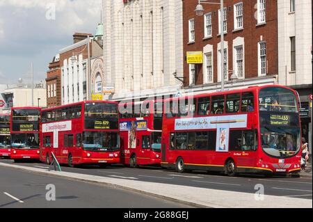 Une ligne de bus, Brixton Road, Brixton, Londres, Royaume-Uni. 8 août 2009 Banque D'Images