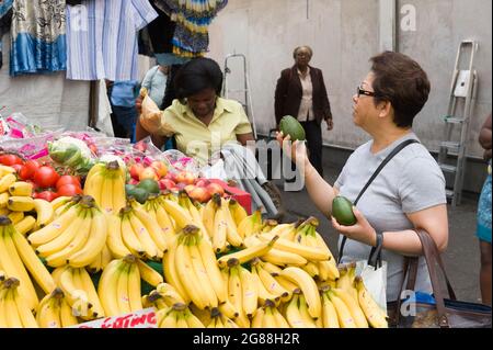Amateurs d'éthique dans un stand de fruits et légumes, marché Brixton, Londres, Royaume-Uni. 8 août 2009 Banque D'Images