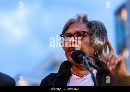 Washington, DC, Etats-Unis, 17 juillet 2021. Photo : la congresseure Joyce Beatty (D) de l'Ohio s'exprime à la DC Good trouble Vigil for Democracy à l'occasion du premier anniversaire de la mort de l'icône du vote et des droits civils John Lewis. DC vote, cause commune, et 9 autres organisations ont parrainé la vigile pour honorer Lewis et exhorter le Congrès à adopter la loi sur le droit de vote qui porte son nom. Crédit : Allison Bailey / Alamy Live News Banque D'Images