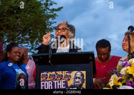 Washington, DC, Etats-Unis, 17 juillet 2021. Photo : la congresseure Joyce Beatty (D) de l'Ohio s'exprime à la DC Good trouble Vigil for Democracy à l'occasion du premier anniversaire de la mort de l'icône du vote et des droits civils John Lewis. Elle est entourée par certaines des femmes avec lesquelles elle a été arrêtée par la police du Capitole pour avoir plaidé pour le droit de vote dans un bâtiment du Sénat. DC vote, cause commune, et 9 autres organisations ont parrainé la vigile pour honorer Lewis et exhorter le Congrès à adopter la loi sur le droit de vote qui porte son nom. Crédit : Allison Bailey / Alamy Live News Banque D'Images