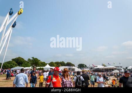 Spectateurs marchant sur le site du Goodwood Festival of Speed 2013, négligé par le point central de Gerry Judah pour la célébration Porsche 50 Banque D'Images