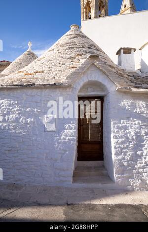 Belle ville d'Alberobello avec des maisons trulli typiques construites en pierre, quartier touristique principal, région d'Apulia, sud de l'Italie, patrimoine de l'UNESCO Banque D'Images