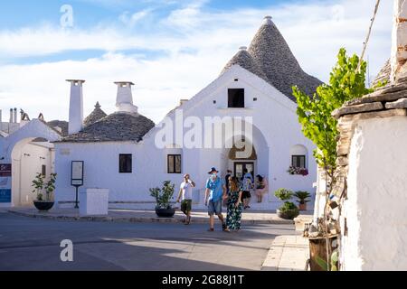 Le Trullo Sovrano est une maison de deux étages qui est maintenant un musée.La plus grande maison trullo d'Alberobello, ville historique d'Italie, Apulia Banque D'Images