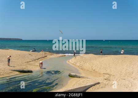 Platja de Palma, Espagne; juillet 16 2021: Vue générale de la plage de Palma de Majorque par une belle journée d'été, avec des touristes sur ses plages après le COV Banque D'Images