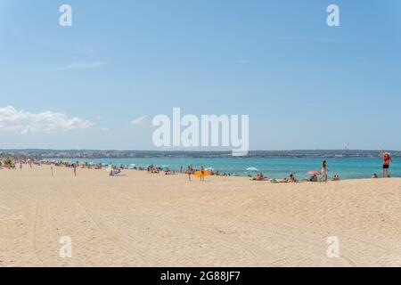 Platja de Palma, Espagne; juillet 16 2021: Vue générale de la plage de Palma de Majorque par une belle journée d'été, avec des touristes sur ses plages après le COV Banque D'Images