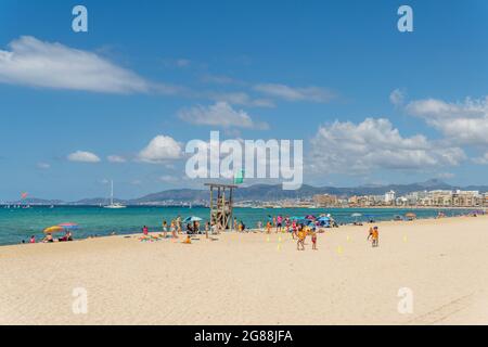 Platja de Palma, Espagne; juillet 16 2021: Vue générale de la plage de Palma de Majorque par une belle journée d'été, avec des touristes sur ses plages après le COV Banque D'Images