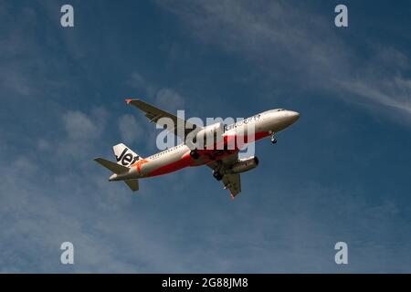 30.06.2021, Singapour, République de Singapour, Asie - UN avion à passagers Airbus A320 de Jetstar Asia Airways s'approche de l'aéroport de Changi pour atterrir. Banque D'Images