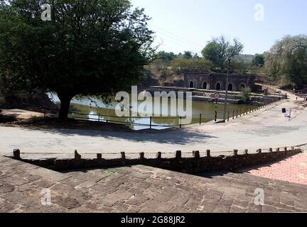 Vue de Rewa Kund depuis les marches du palais Baz Bahadur à Mandu dans le Madhya Pradesh, Inde, Asie Banque D'Images