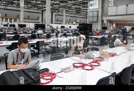 Tokyo, Japon. 18 juillet 2021. Des journalistes travaillent au principal centre de presse de Tokyo 2020, à Tokyo, au Japon, le 18 juillet 2021. Credit: Yang Lei/Xinhua/Alay Live News Banque D'Images