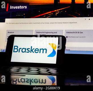 SAO PAULO, BRÉSIL - 02 juin 2021 : le logo Braskem sa est visible sur l'écran du smartphone avec la page Web de la holding Novonor en arrière-plan Banque D'Images