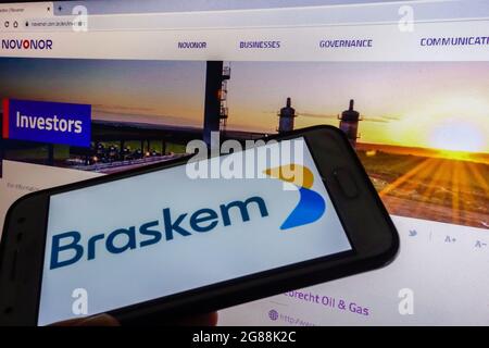 SAO PAULO, BRÉSIL - 02 juin 2021 : le logo Braskem sa est visible sur l'écran du smartphone avec la page Web de la holding Novonor en arrière-plan Banque D'Images