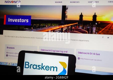 SAO PAULO, BRÉSIL - 02 juin 2021 : le logo Braskem sa est visible sur l'écran du smartphone avec la page Web de la holding Novonor en arrière-plan Banque D'Images